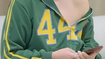 Sudadera verde Leavitt que lleva Self (Whitney Leavitt) en Las vidas secretas de las esposas mormonas