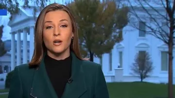 Manteau à ceinture longue de Ted Baker Ellgenic porté par Mary Bruce tel que vu dans Good Morning America le 19 novembre 2025