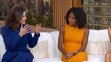 Vestido de punto midi sin mangas de ganchillo exprés llevado por Janai Norman, tal como se ve en Good Morning America el 19 de noviembre de 2025