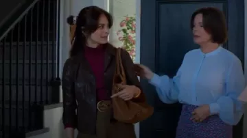 Sezane Gaby Pull bleu porté par Cassandra Lee (Kristin Kreuk) tel que vu dans Meurtre dans une petite ville (S02E06)