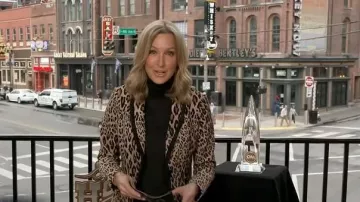 Veste en velours à cadre léopard portée par Lara Spencer telle que vue dans Good Morning America le 19 novembre 2025