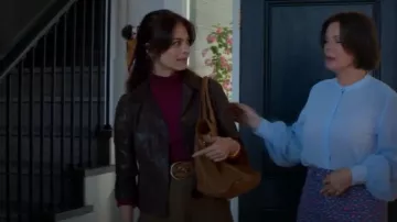 Claudia Firenze Sac fourre-tout viral marron châtain en suède italien porté par Cassandra Lee (Kristin Kreuk) tel que vu dans Meurtre dans une petite ville (S02E06)