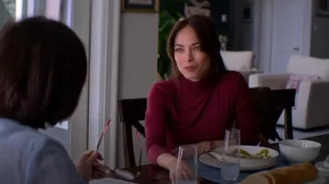 Haut à col roulé en jersey Gap Stretch porté par Cassandra Lee (Kristin Kreuk) tel que vu dans Murder in a Small Town (S02E06)