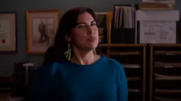 Pendientes Warren Steven Scott Cedar Bough en Transparente usados por Isabella Harbud (Savonna Spracklin) como se ve en Asesinato en un pueblo pequeño (S02E06)