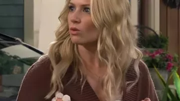 El cárdigan de flor marrón Beth Behrs S8 del barrio llevado por Gemma Johnson (Beth Behrs) en The Neighborhood (S08)