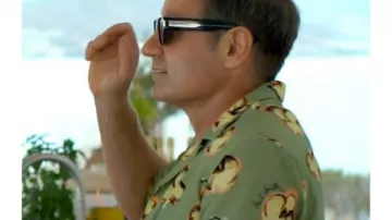 Camisa de orquídea verde de Malice 2025 llevada por Jamie Tanner (David Duchovny) en Malice (S01)