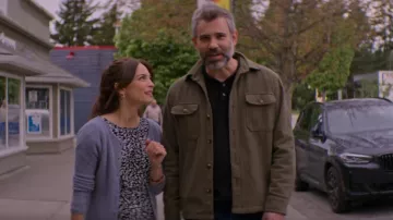 Chaqueta frontal de Jachs con botones cepillados que lleva Karl Alberg (Rossif Sutherland) como se ve en Asesinato en un pueblo pequeño (S02E07)