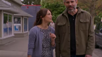 Sezane Gaspard Cardigan Violeta Pastel llevado por Cassandra Lee (Kristin Kreuk) como se ve en Asesinato en un pequeño pueblo (S02E07)