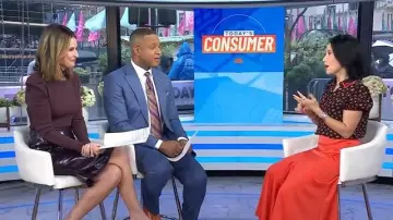 Jupe crayon en cuir végan Veronica Beard Holmes portée par Savannah Guthrie, telle que vue dans Today le 19 novembre 2025