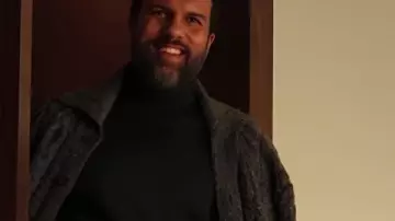 Cadagán gris de Fagbenle Vale todo en Toda la Feria (S01E05)