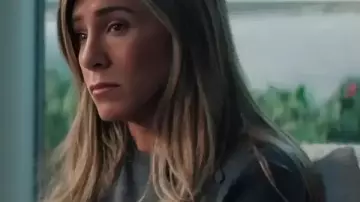 T-shirt Jennifer Aniston Detail Detail de The Morning Show S4 porté par Alex Levy (Jennifer Aniston) tel que vu dans The Morning Show (S04E05)