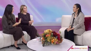 Los zapatos de malla de punta de tacón de acetato y tacón de fila que lleva Olivia Munn, tal como se ve en Today with Jenna & Friends el 19 de noviembre de 2025