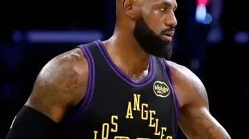 LeBron James Jazz VS Lakers 2025 Camiseta de tirantes en NIKE ANUNCIO 2025: LEBRON JAMES: SIMPLEMENTE HAZLO: NIKE: LOS ÁNGELES LAKERS VS UTAH JAZZ: NBA: 23 DE NOVIEMBRE.
