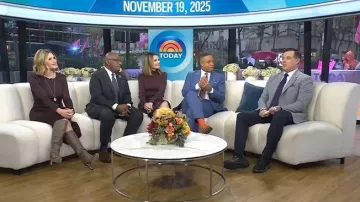 Vestido asimétrico de manga larga y frugado Tristana de Veronica Beard llevado por Jenna Bush Hager visto en Today el 19 de noviembre de 2025