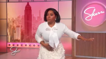 Cardigan H&M Bow-Detail llevado por Sherri Shepherd tal como se ve en Sherri el 17 de noviembre de 2025