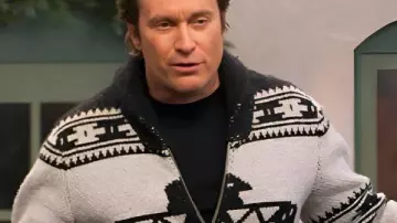 Gingerbread Land Oliver Hudson Thunderbird Cardigan llevado por Self - Host (Oliver Hudson) visto en Gingerbread Land: The Biggest Little Holiday Competition (T01)