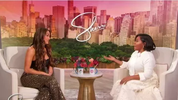 Pantalon droit à paillettes à motif animal de Zara, porté par Nikki Bella, vu dans Sherri le 18 novembre 2025