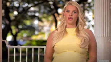 Partenaire significative Whitney Robe Midi sans manches froncée portée par Madison LeCroy telle que vue dans Southern Charm (S11E01)