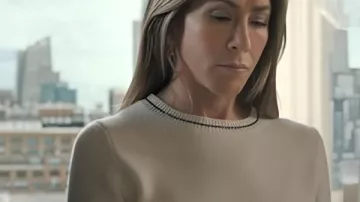 The Morning Show S04 Jennifer Aniston Pull blanc porté par Alex Levy (Jennifer Aniston) tel que vu dans The Morning Show (S04)