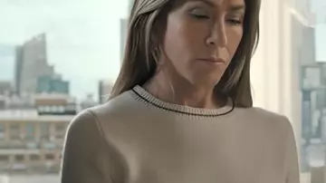 The Morning Show S04 Jennifer Aniston Pull blanc porté par Alex Levy (Jennifer Aniston) tel que vu dans The Morning Show (S04)