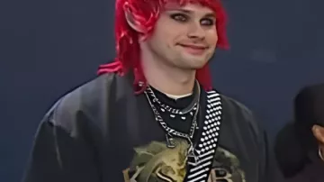 Aujourd’hui 2025 Michael Clifford Black Graphic Print Tee tel que vu dans Today