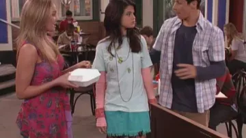 Tunique en maille portée par Susan (Tiffany Thornton) dans Wizards of Waverly Place (S01E09)