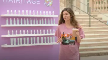 Simple Sage Market Yellowstone National Park Buffalo Short Sleeve Shirt porté par Taylor Frankie Paul tel que vu dans Les Vies secrètes des épouses mormones (S03E07)