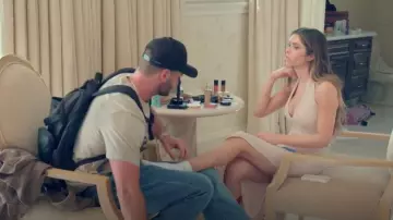 Robe Midi Plunge Beige Beige Beige Merokeety portée par Taylor Frankie Paul telle que vue dans The Secret Lives of Mormon Wives (S03E07)