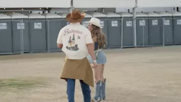 Bottes western en denim dingo et genoux en peau de serpent portées par Jessi Ngatikaura, telles que vues dans The Secret Lives of Mormon Wives (S03E07)