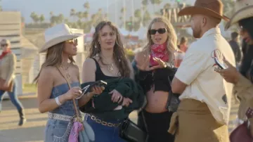 Sac bandoulière Louis Vuitton Blue Monogram porté par Jessi Ngatikaura, tel que vu dans The Secret Lives of Mormon Wives (S03E07)