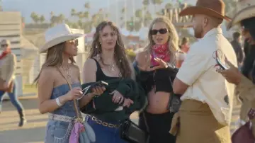 Sac bandoulière Louis Vuitton Blue Monogram porté par Jessi Ngatikaura, tel que vu dans The Secret Lives of Mormon Wives (S03E07)