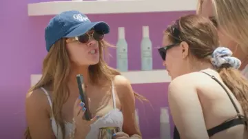 Des lunettes de soleil rondes dorées pour les gens gratuits. porté par Jessi Ngatikaura tel que vu dans Les Vies secrètes des épouses mormones (S03E07)