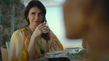 Etiqueta Edición Etiqueta Vestido Midi de manga abullonada ombré amarillo/rosa llevado por Nat Tanner (Carice van Houten) visto en Malice (S01E01)