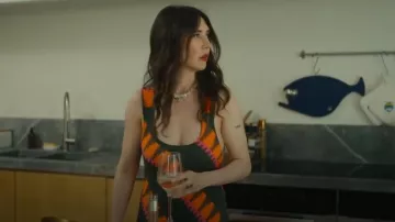 Vestido largo de rayas verde/naranja de Nema Resortwear. llevado por Nat Tanner (Carice van Houten) como se ve en Malice (S01E01)
