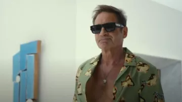 Lunettes de soleil en acétate noir carré Saint Laurent. porté par Jamie Tanner (David Duchovny) tel qu’on le voit dans Malice (S01E01)