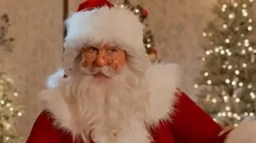 Costume de Père Noël porté par Taylor (Alexandra Breckenridge) tel que vu dans Mon Secret Santa