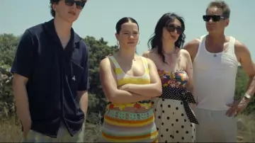 Showpo. Jupe mini rayée au crochet vert menthe portée par April Tanner (Teddie Allen) telle que vue dans Malice (S01E02)