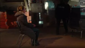 Parka de pluma Jocada con nudillos de alce que lleva Sarah Truong (Mayko Nguyen) como se ve en Hudson & Rex (S08E07)