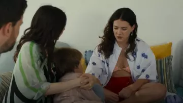 Chemise blanche à manches courtes brodée de fleurs blanches Jacquemus. porté par April Tanner (Teddie Allen) tel qu’on le voit dans Malice (S01E02)