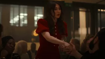 Vestido largo de manga abullonada de terciopelo rojo de la esposa del vampiro llevado por Nat Tanner (Carice van Houten) tal como se ve en Malice (S01E03)