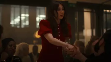 La robe Maxi à manches bouffantes en velours rouge de la femme du vampire portée par Nat Tanner (Carice van Houten) telle que vue dans Malice (S01E03)