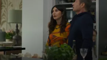 Camiseta de cuello redondo estampada en Attico Orange que lleva Nat Tanner (Carice van Houten) vista en Malice (S01E04)