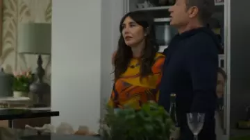 T-shirt à col rond imprimé orange Attico porté par Nat Tanner (Carice van Houten) tel que vu dans Malice (S01E04)