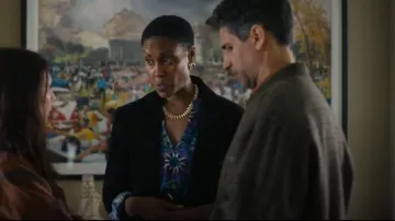 Vestido largo de manga larga floral azul rechoncho. llevada por Jules (Christine Adams) como se ve en Malice (S01E04)