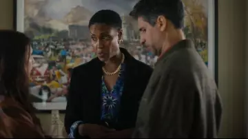 Robe maxi à manches longues bleue fleurie et épaisse. portée par Jules (Christine Adams) telle que vue dans Malice (S01E04)