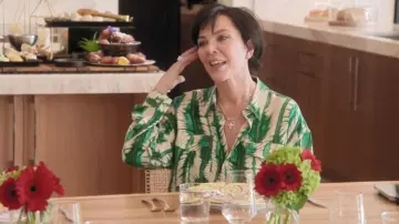 Blouse Ulla Johnson Soren portée par Kris Jenner telle que vue dans The Kardashians (S07E05)