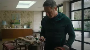 Sweat à capuche vert léger à fermeture éclair complète Peak Performance porté par Jamie Tanner (David Duchovny) tel que vu dans Malice (S01E04)