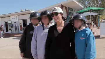 818 White Hat porté par Kris Jenner tel que vu dans The Kardashians (S07E05)