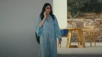 Hannah Artwear Maxi Kaftan à manches longues imprimé bleu porté par Nat Tanner (Carice van Houten) tel que vu dans Malice (S01E06)