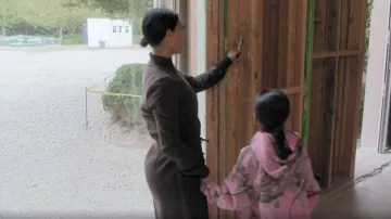Pantalon large large à jambes droites Skim porté par Kim Kardashian, comme vu dans The Kardashians (S07E05)